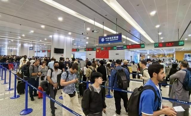 我强烈建议中国现在对外国人入境144小时的免签政策要附加一个规定。那就是入境的外