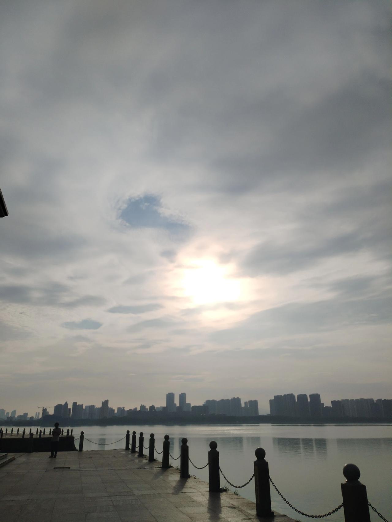 最热的夏天来了，如何消夏避暑！早上环湖骑车，慢跑15分钟，不看配速，轻松自在，湖