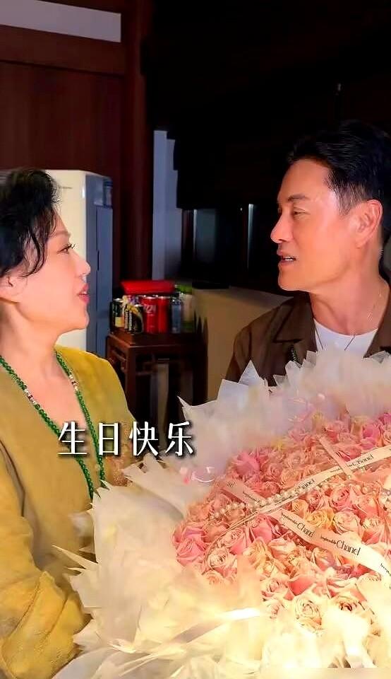 70岁的吕良伟，生理年龄39.9岁，这事有点颠覆认知了。

最近他妻子杨小娟55