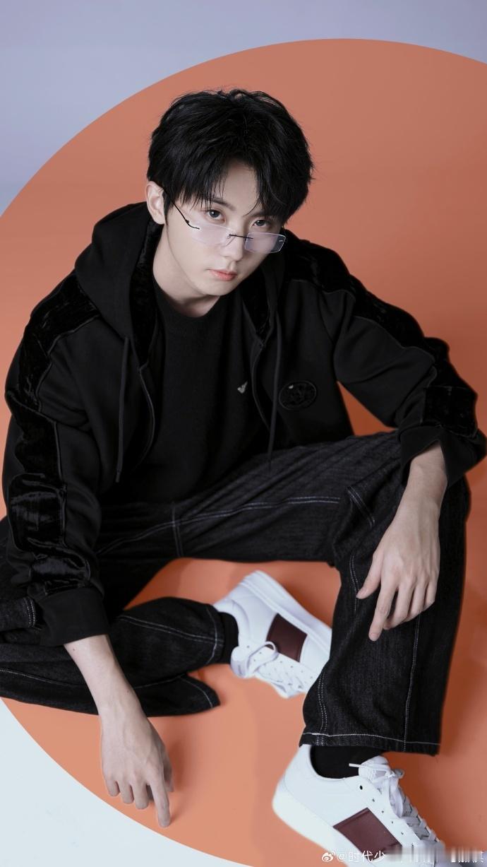 马嘉祺无框镜苏感马嘉祺戴无框镜好有苏感，简直就是帅到了我的心巴上了呀，咱们的小马