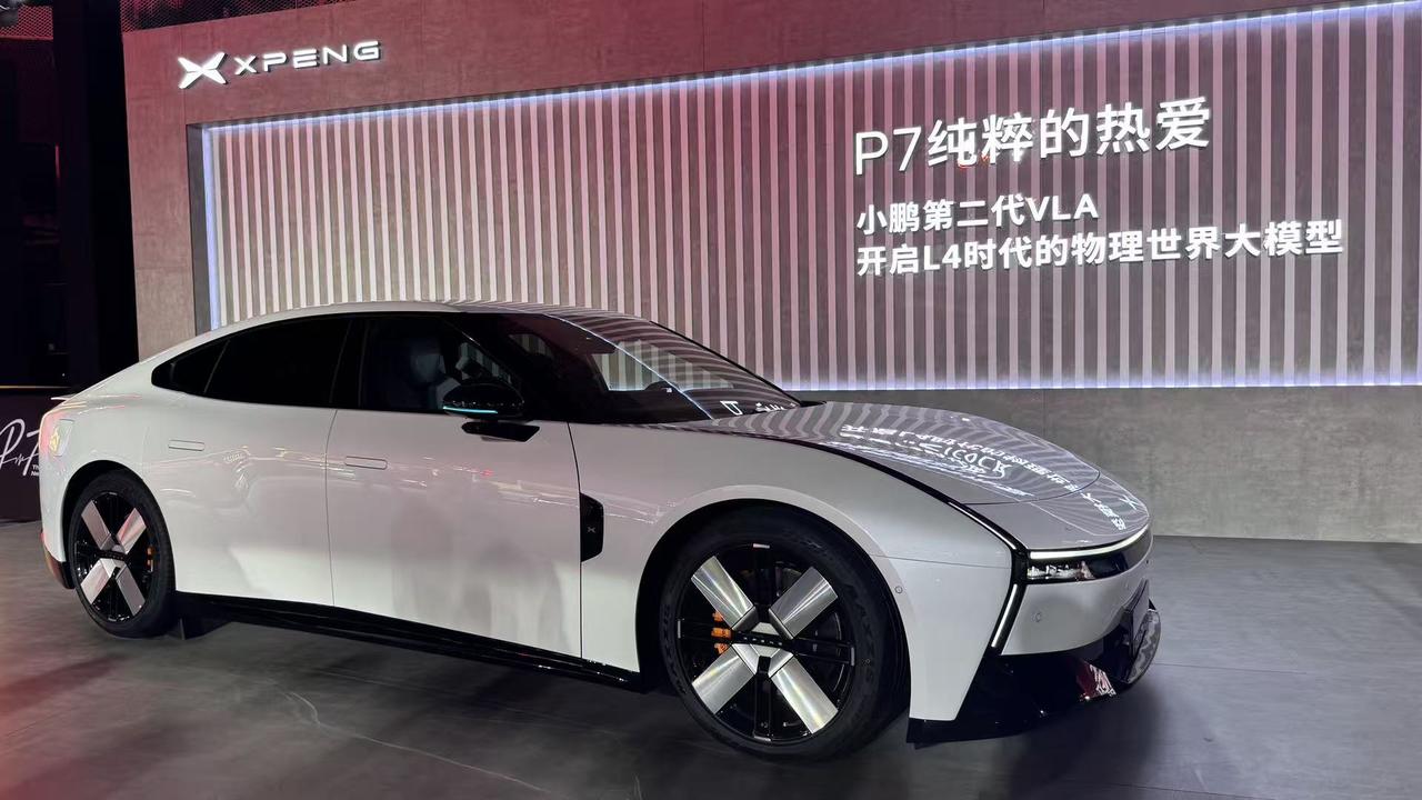 爱P7的朋友大聚会，搞出新小鹏P7配色
这次新增了三个颜色，分别是黑、白、红三色