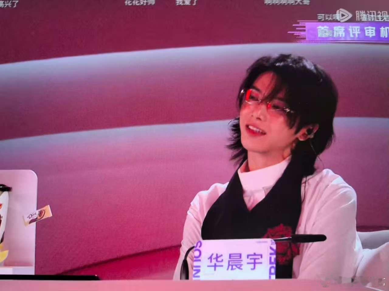 华晨宇的表情 声鸣远扬直播谁没被华晨宇听粤语歌时笑成缝的眼睛戳中，这也太萌了 