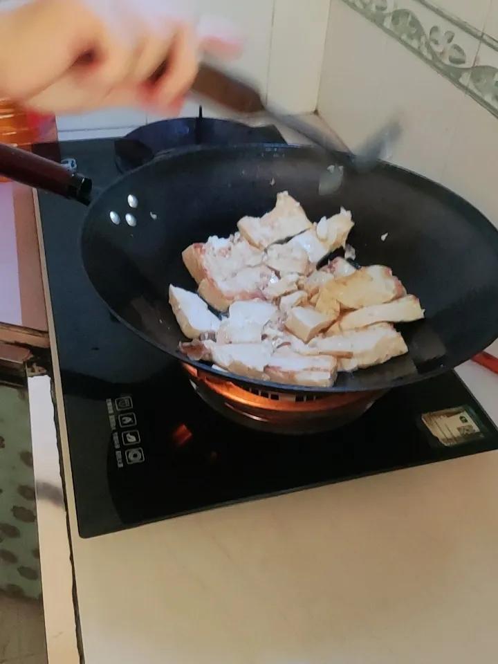分享几个家庭做菜妙招。炒青菜时，在沸水里加少许盐和油，再把青菜放进去焯，能让青菜