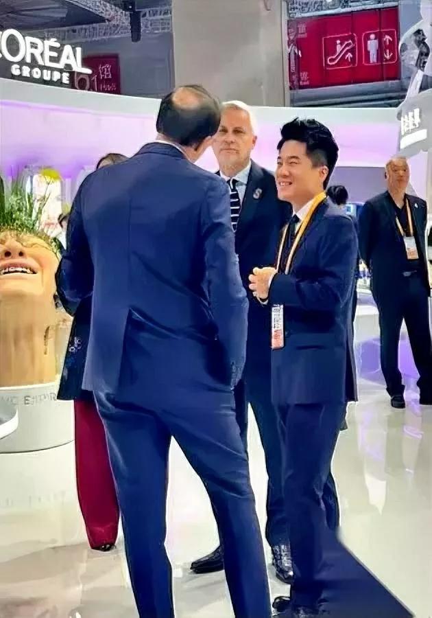 扔进高端局会露怯吗？

看宇辉在进博会就懂了！

周围全是西装革履的大佬，他却站