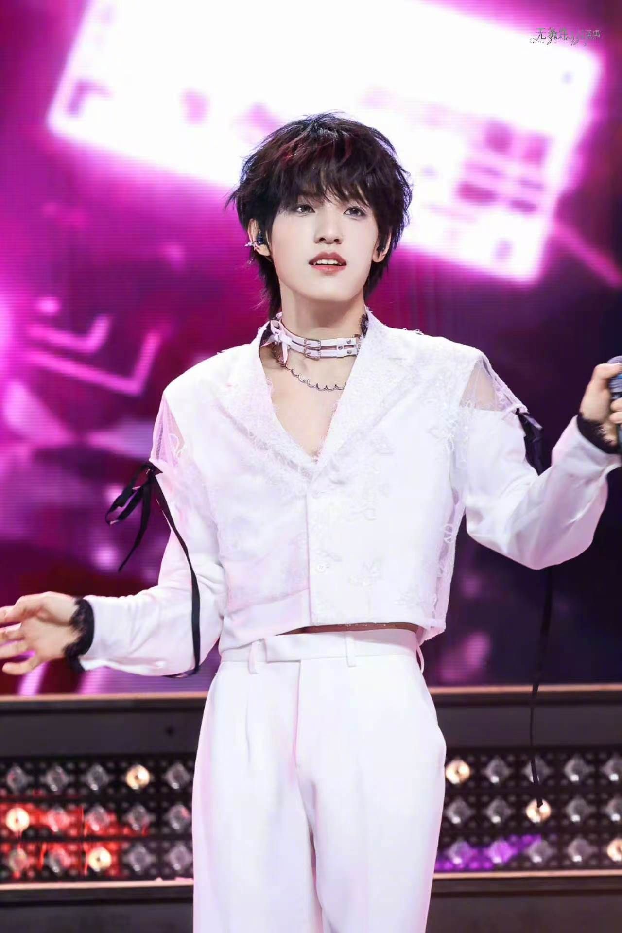 张泽禹ELLE杂志秒切第一数据氪金全面开花！有这样一个实力在线的小爱豆我也会感到