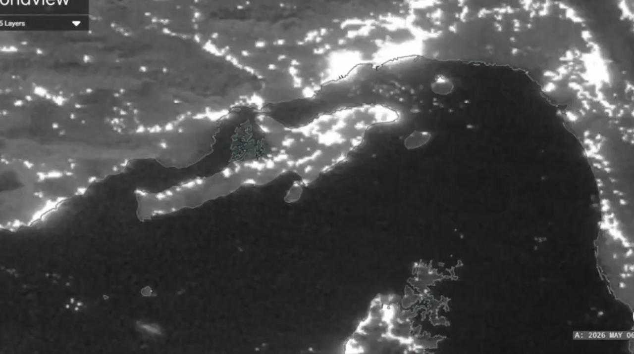 一段卫星图像对比视频，展示了2026年5月6日至7日期间某沿海地区的夜间灯光变化