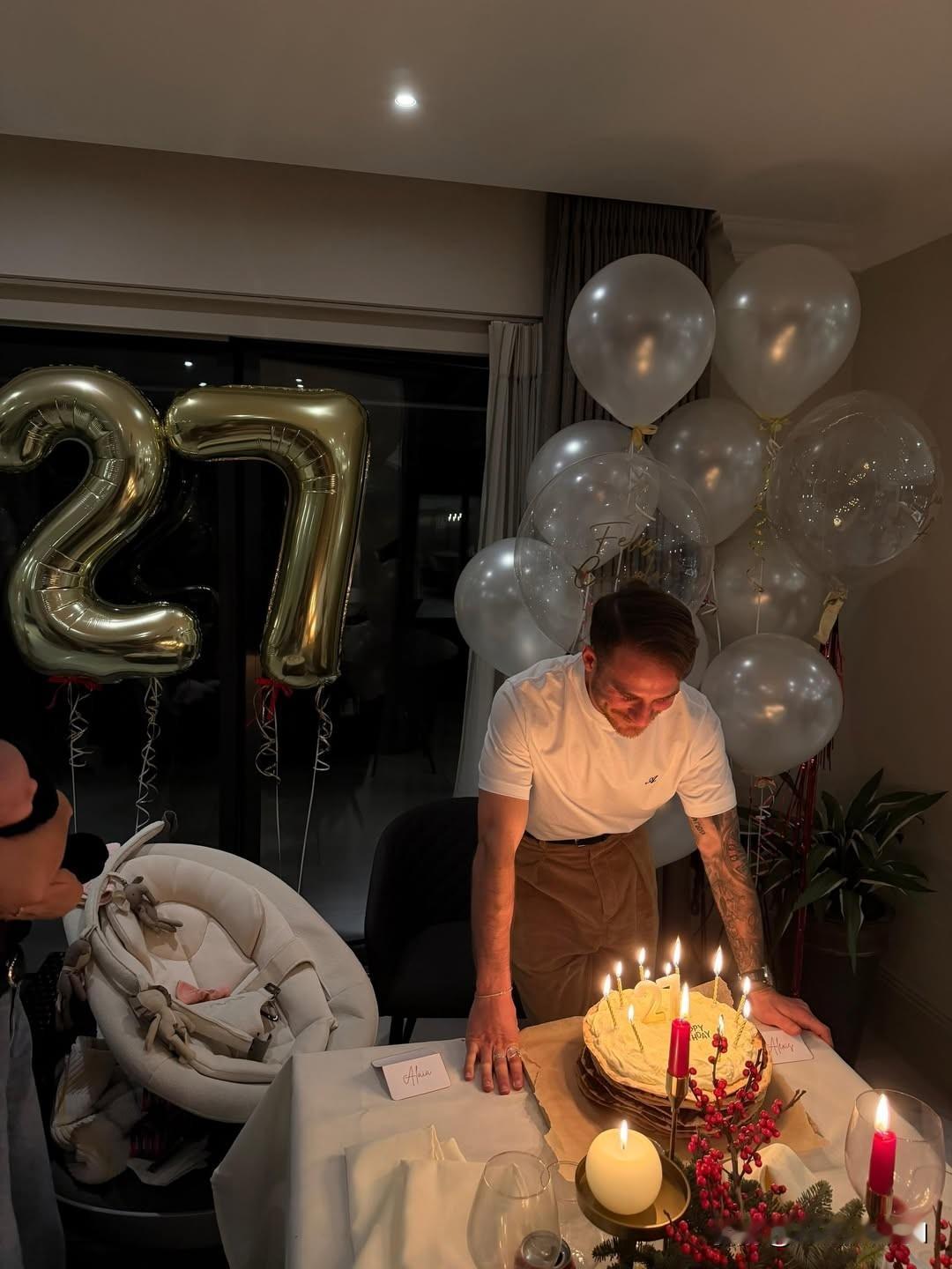 “圣诞快乐，也祝我27岁生日快乐！

这是世界杯冠军中场球员阿莱克西斯·麦卡利斯