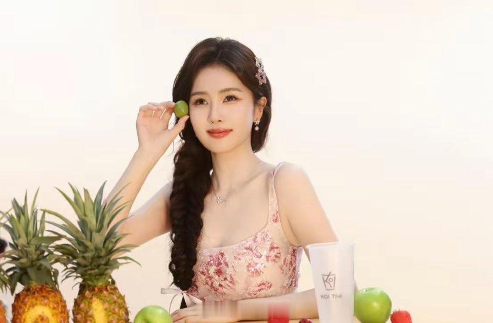 我就说嘛，只要白鹿不要放声大笑，她无论颜值还是身材都是一等一的高呀！我觉得白鹿才
