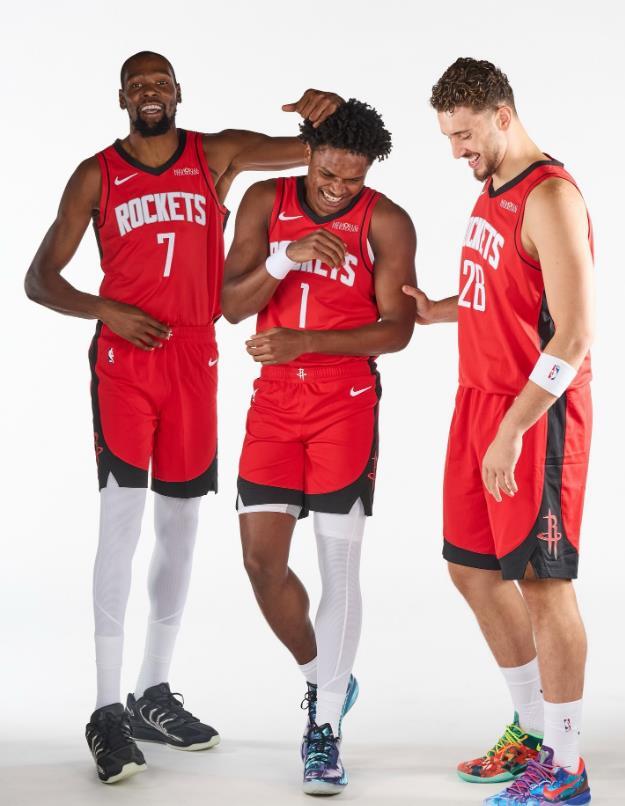 由于火箭队明天还要打一场背靠背的比赛，所以今天火箭队大胜尼克斯队，杜兰特也没有拼