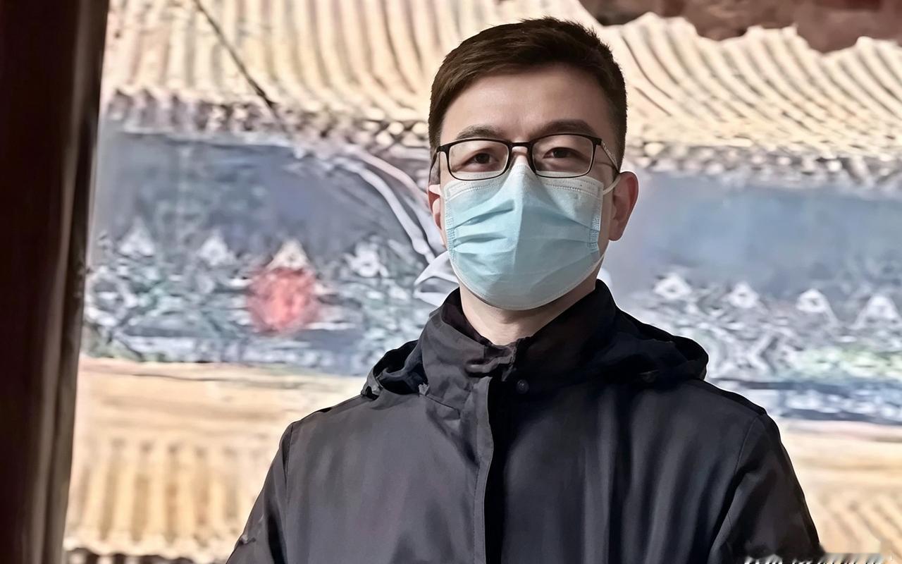 法院门口，

手机震了一下。

不是判决书，是离婚传票。

我正要去起诉丈夫和小