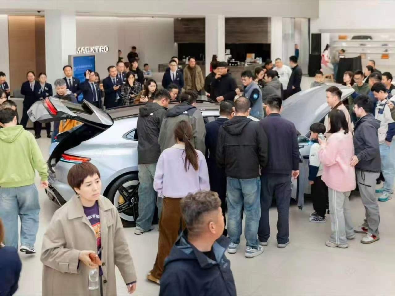 尚界Z7引爆线下看车潮4月22日，尚界Z7、Z7T正式上市，值得注意的是，该车型