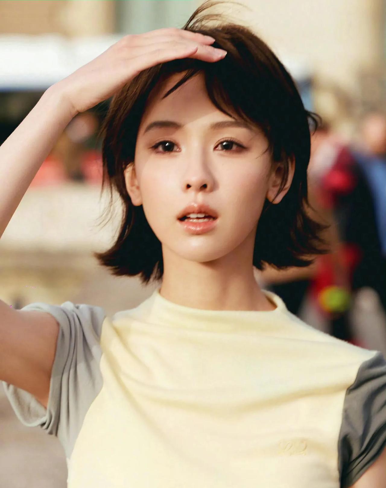 刘冲说陈都灵尝试短发很ok!
刘冲在社交平台发文表示，陈都灵尝试短发造型“很ok