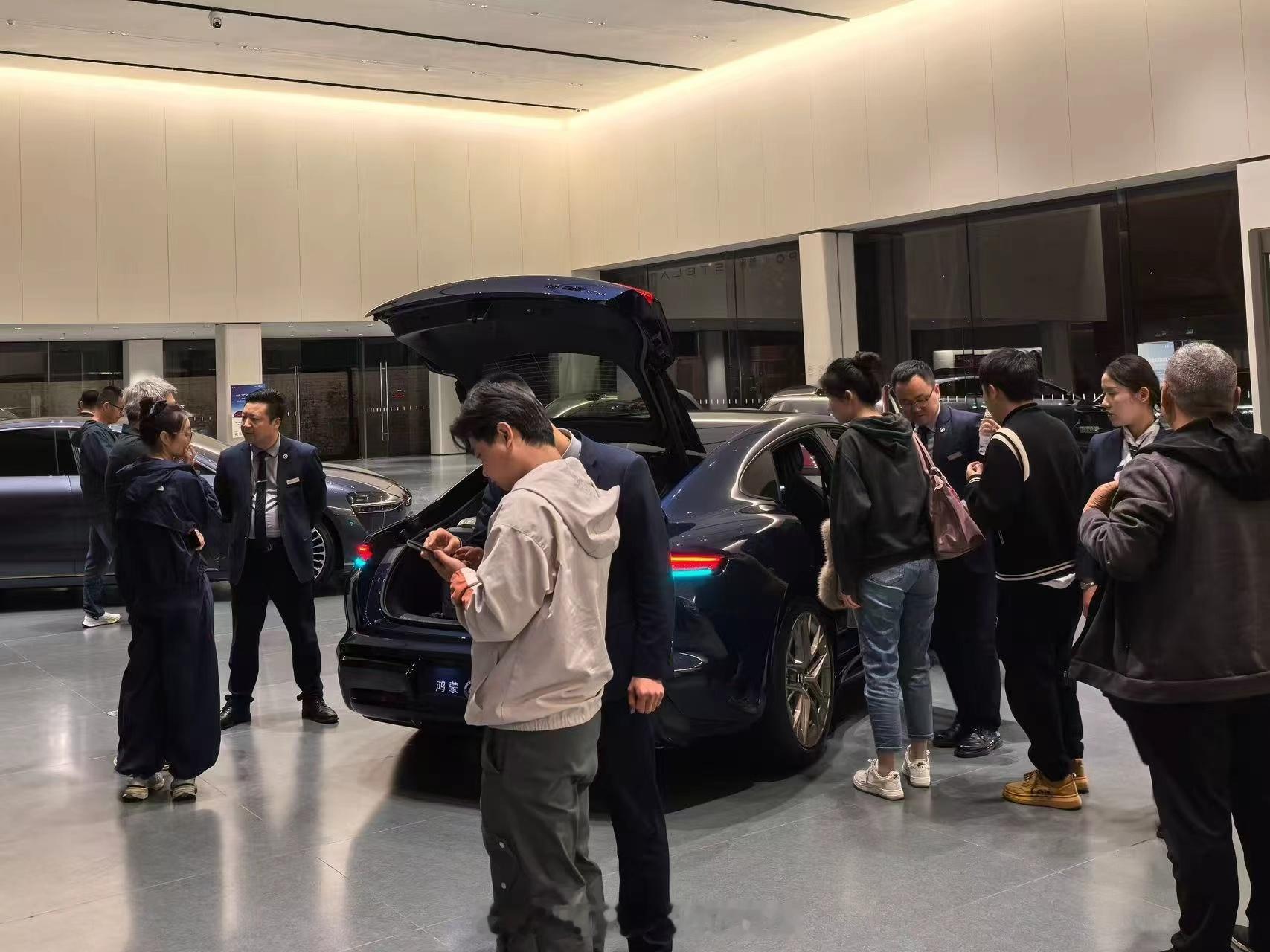 尚界Z7发布后门店人山人海 尚界Z7与Z7T彻底火了啊，期待一手大定数。尚界Z7