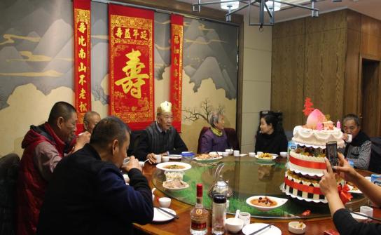 脸皮太厚了！昨天，爷爷80大寿，从欧洲回来的表叔请了100多个亲戚，在一家4星级