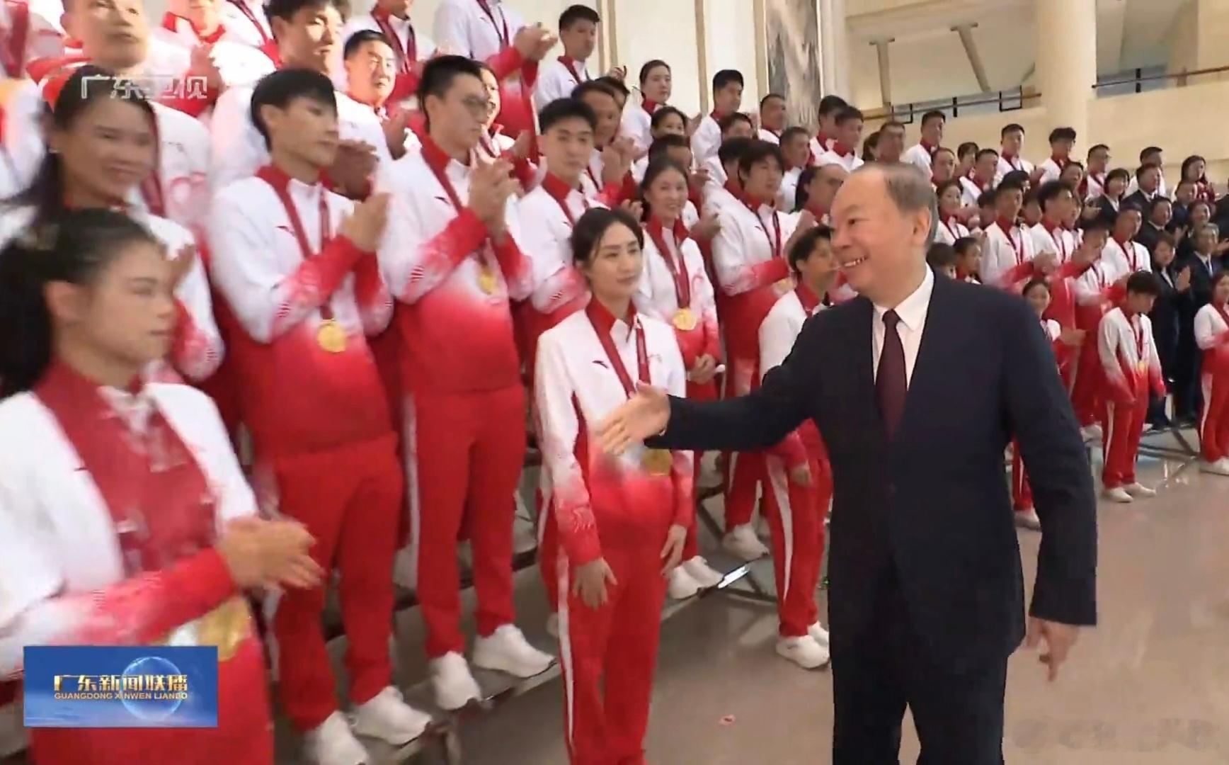 全运会广东代表团总结大会今天在广州召开，杜锋指导携队员胡明轩、徐杰出席，属于广东