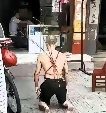 荆州男子沉迷赌博，偷走父母杂货铺30多万养老钱全部输光，被赶出家门。三伏天他背着