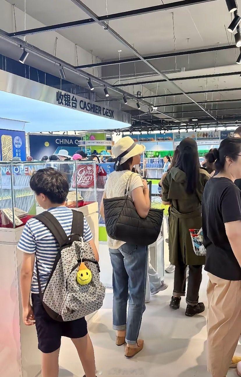 董卿带儿子看网球赛董卿儿子长这么大了 董卿带儿子看网球赛，儿子长这么大了 ​​​