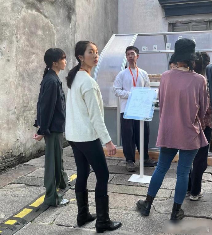 路人镜头下的黄多多，差点就误以为看到的是孙莉，这基因真的太强了，连忧郁的气质都一