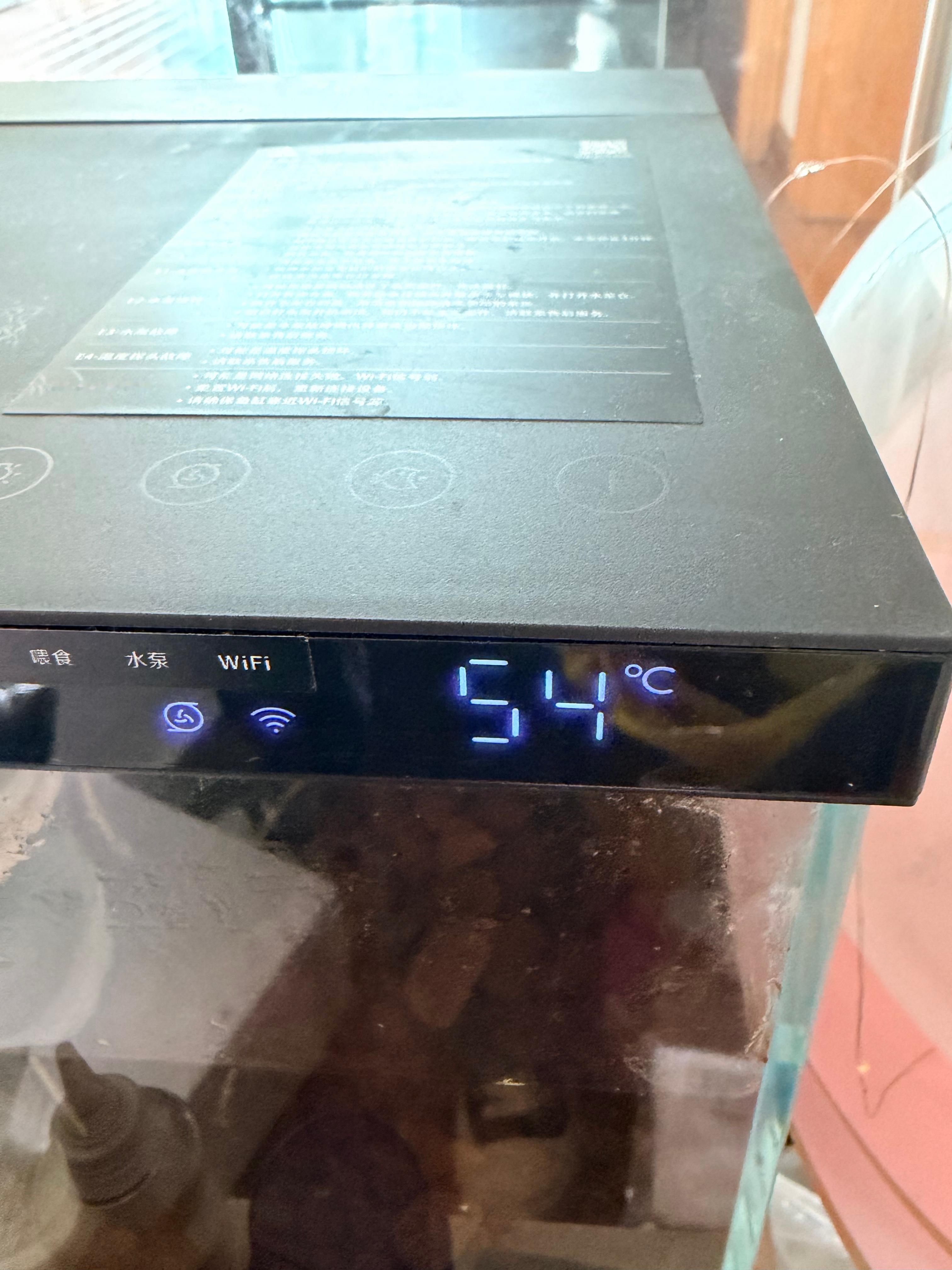 今儿中午回家发现鱼缸温度干到了54℃！！！吓得我赶紧摸了一下水，感觉水也不热啊！