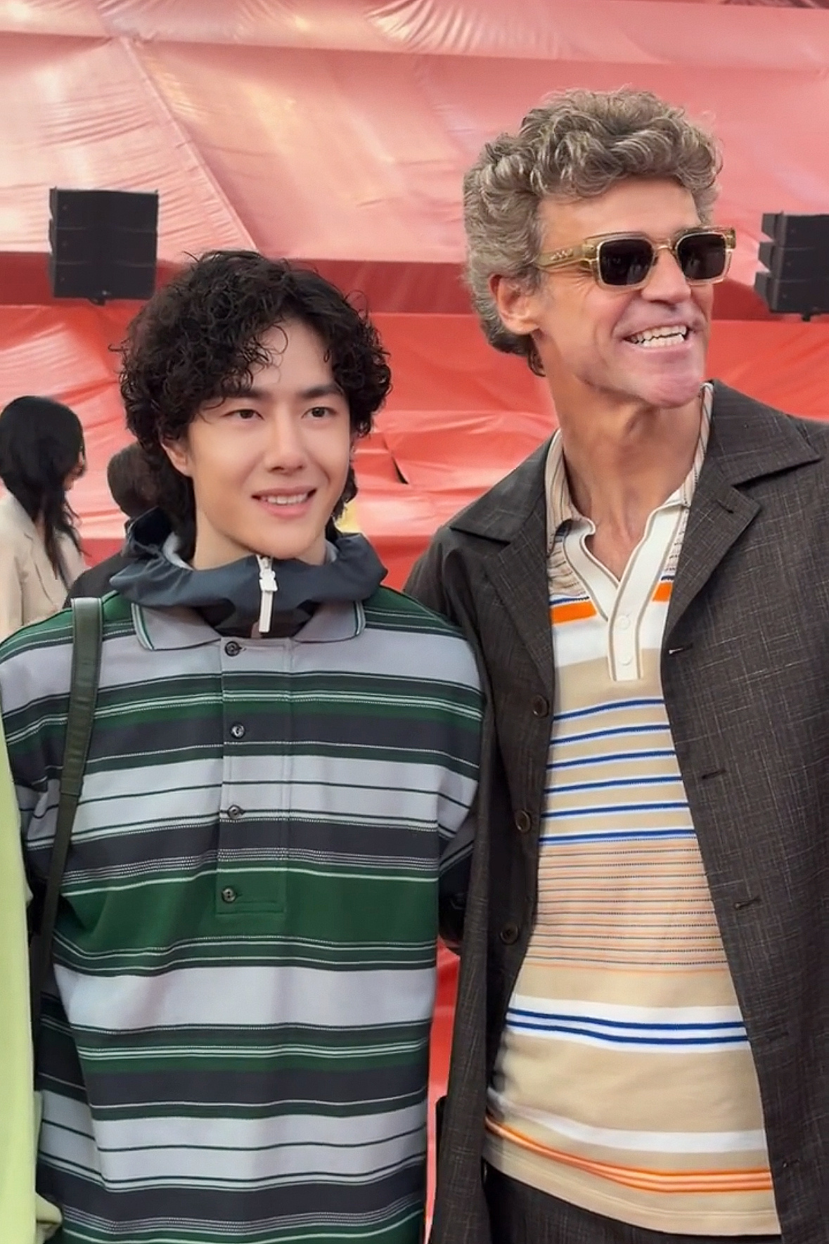 会萌萌地看着所有人王一博巴黎时装周 王一博Mai合影王一博