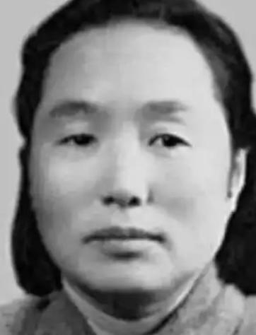 1937年，地主王学文发现一20岁女兵躺在家门口，见四下无人，直接将女兵扛到了炕