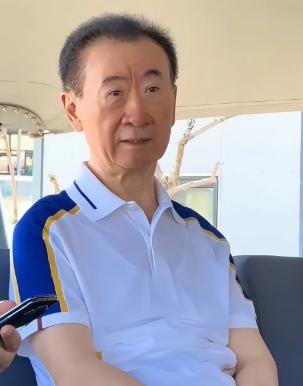 大连足球后来之所以断档，真不怪实德，根源在王健林当年的那次换帅。徐根宝为了立威，