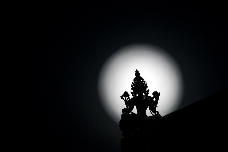 一觉醒来，已是凌晨三点十五分。此时，月光透过南窗，正洒在我的脸上。那弯成“C”型