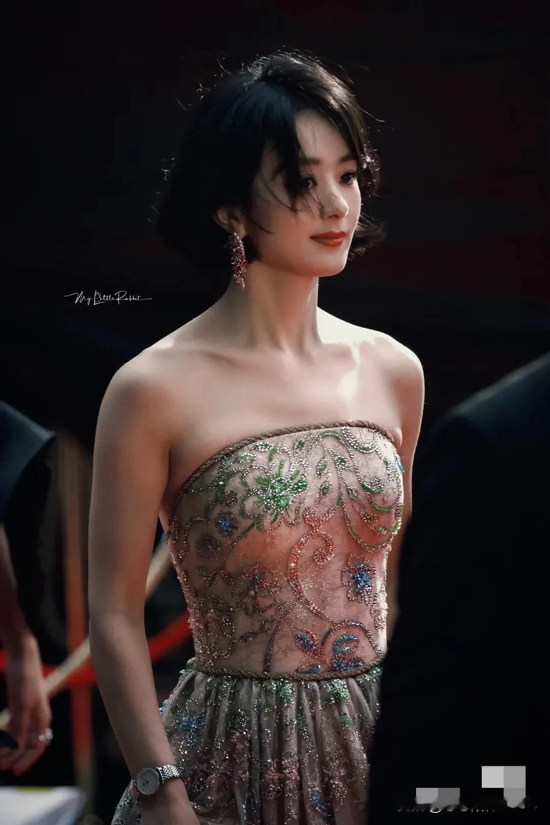 赵丽颖就像咱们中国的娃娃，那个芭比的中国版，真是精致得让人羡慕。又有粉丝们爱她爱