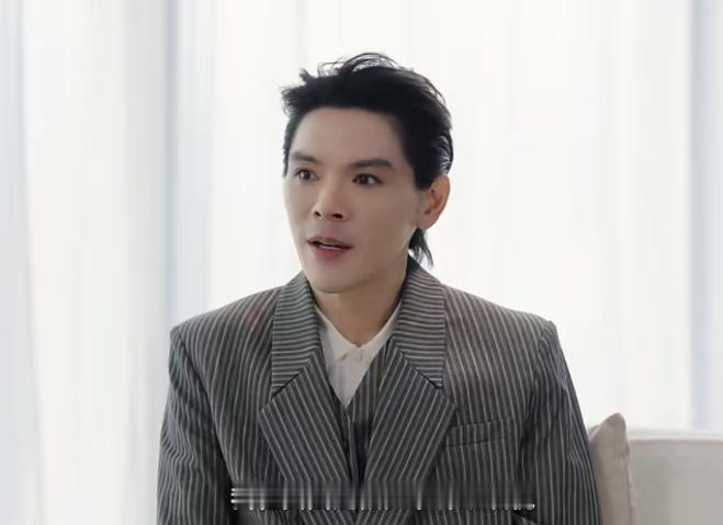在《言外之易》深度访谈中，向佐首次曝光少年留学秘辛，揭开自身坚韧性格的成长根源。