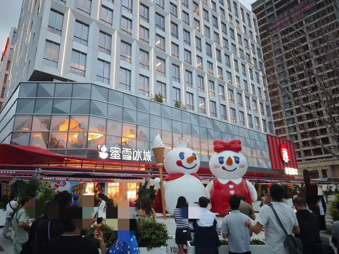 雪王大电影 5月31日，蜜雪冰城首部动画电影《许愿吧！雪王》近日已获国家电影局备