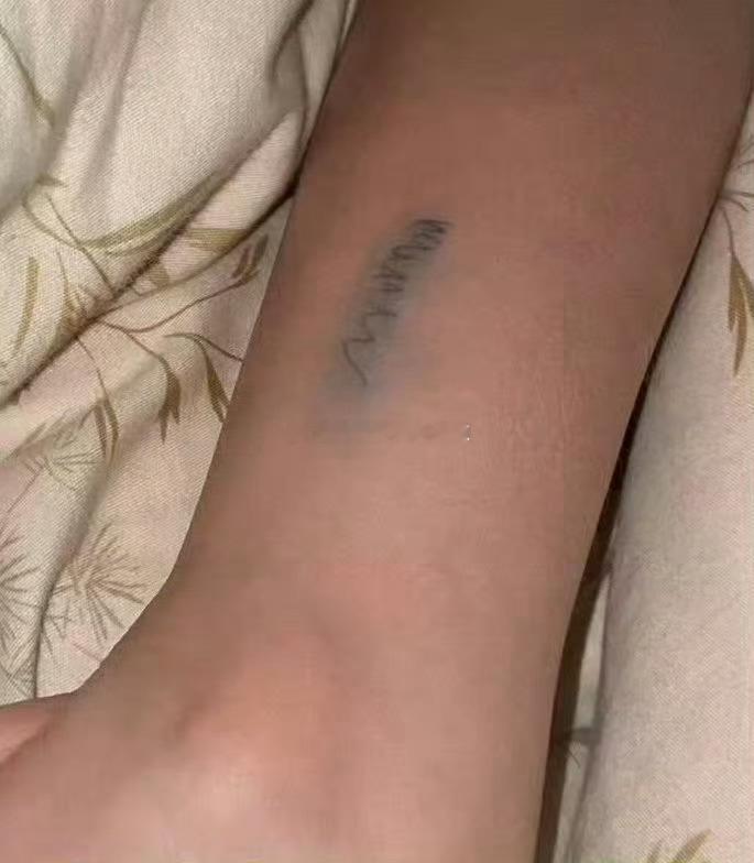 女儿6岁了，刚刚下班发现她自己学大人在小腿处用笔画了个假纹身，能体会小女生的爱美