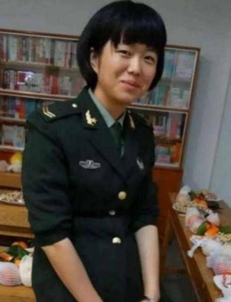 1米9的醉酒大汉深夜持菜刀砸她家门，扬言要杀她全家。当过兵的她拿刀自卫，一刀刺出