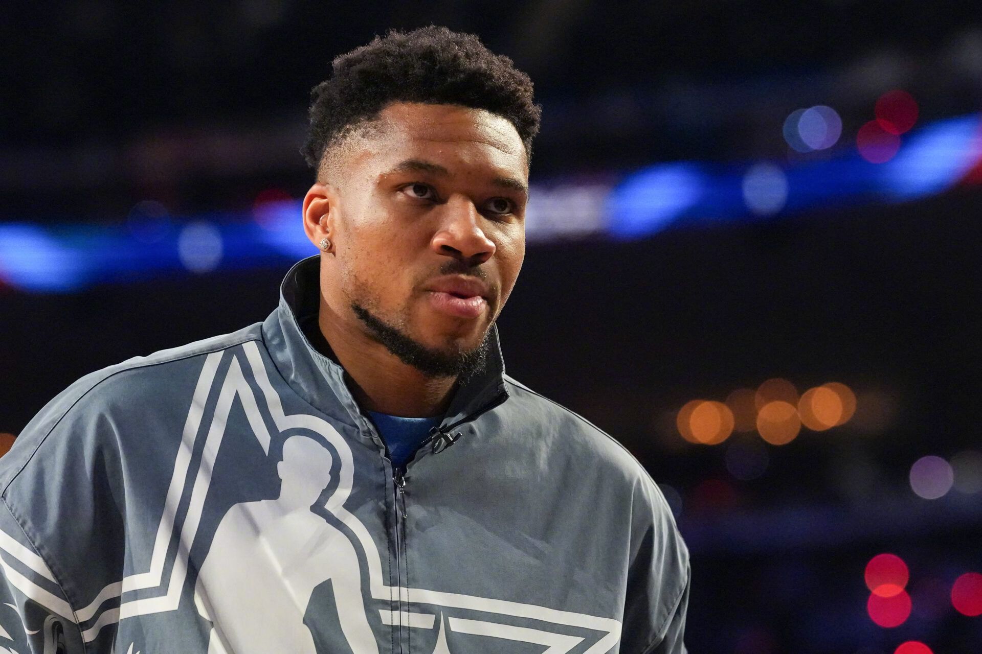 雄鹿老板Wes Edens在接受ESPN采访时谈到字母哥：下赛季要么续约，要么被