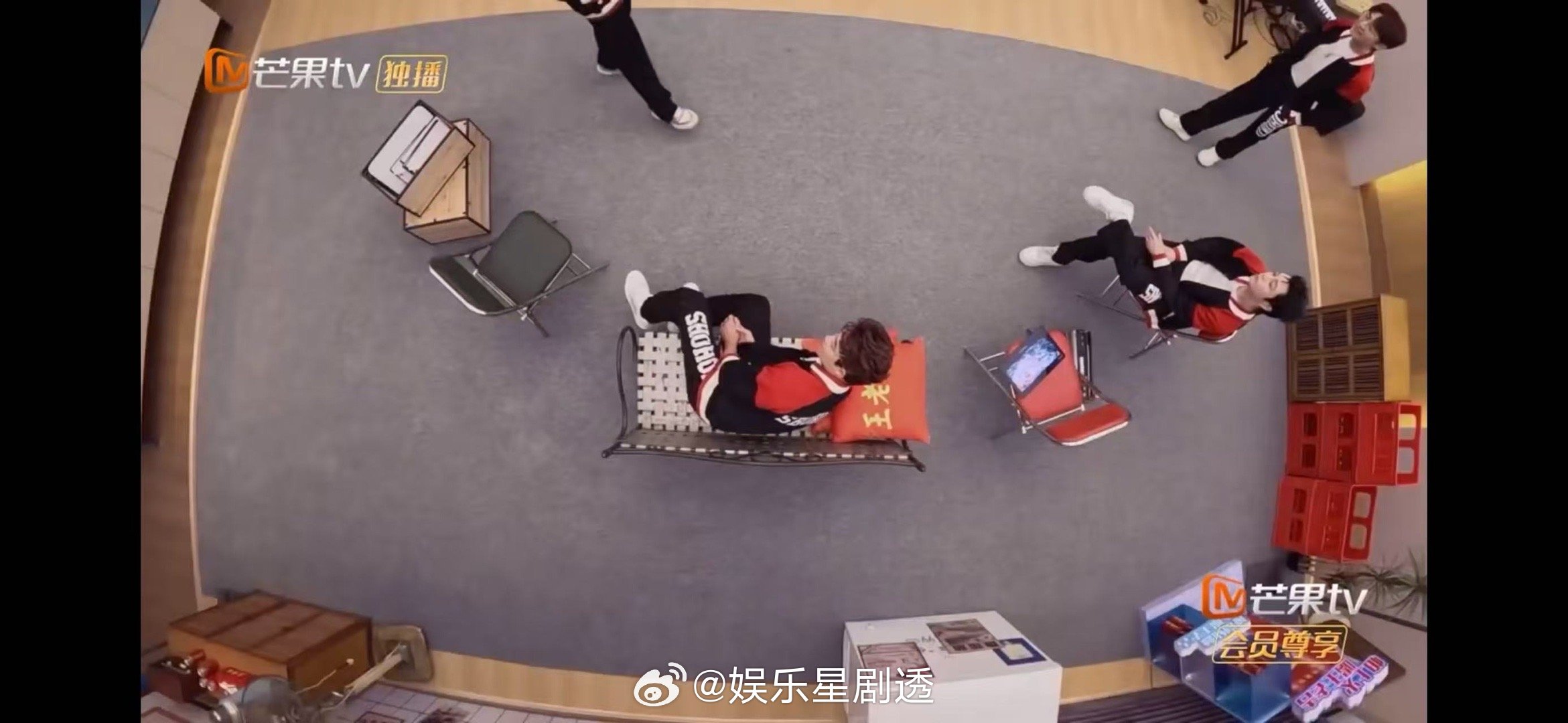 王铮亮说谐音梗全靠兄弟宠 王铮亮的谐音梗没停过，苏醒的无奈表情太真实，但还是陪着