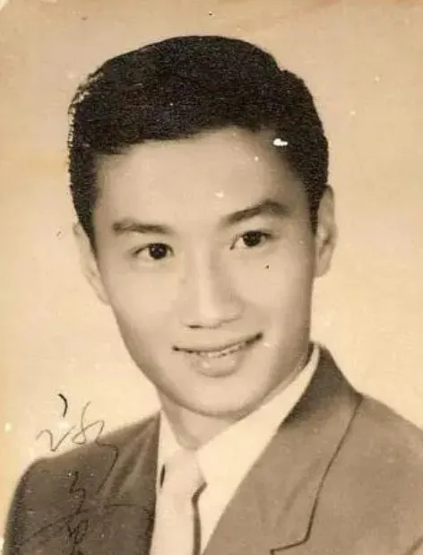 #谢贤去世#谢贤很厉害，活成了自己想活成的样子。几十年，从出道到老去，都是帅了一