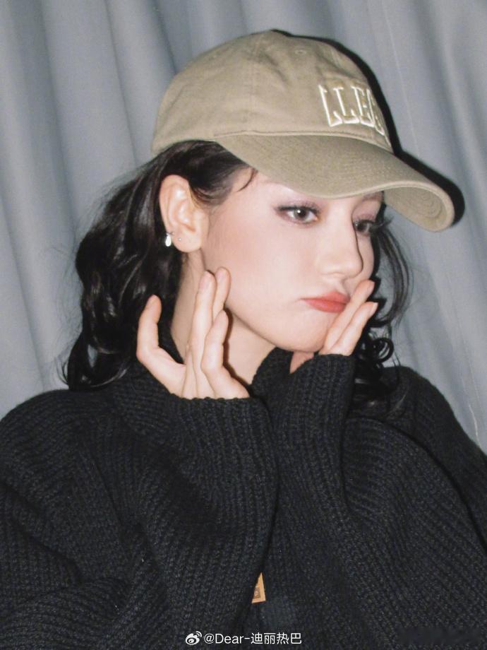 迪丽热巴今天是元气姐姐迪丽热巴捧脸六连拍氛围感美女实锤，迪丽热巴探头灵动俏皮，元