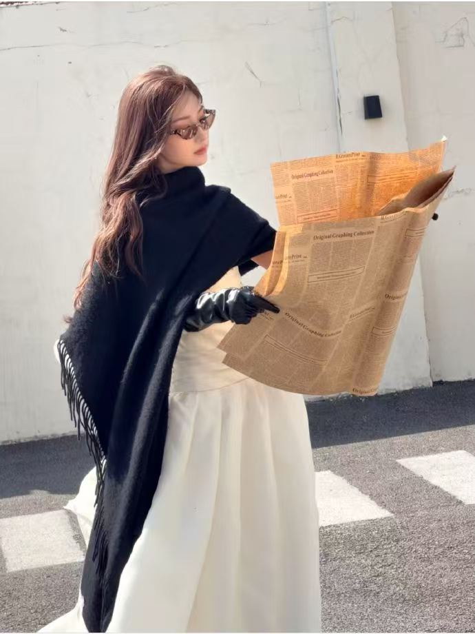 毛晓彤抹胸白裙 毛晓彤身着抹胸白裙，宛如一朵盛开的白莲！裙摆的褶皱增添层次感，衬