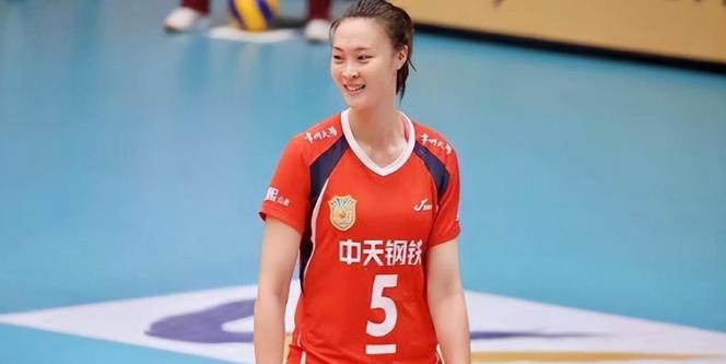 她是 "排球女神"，嫁给了 "北大才子" 杨臻博，可结婚好几年肚子一直没动静，最