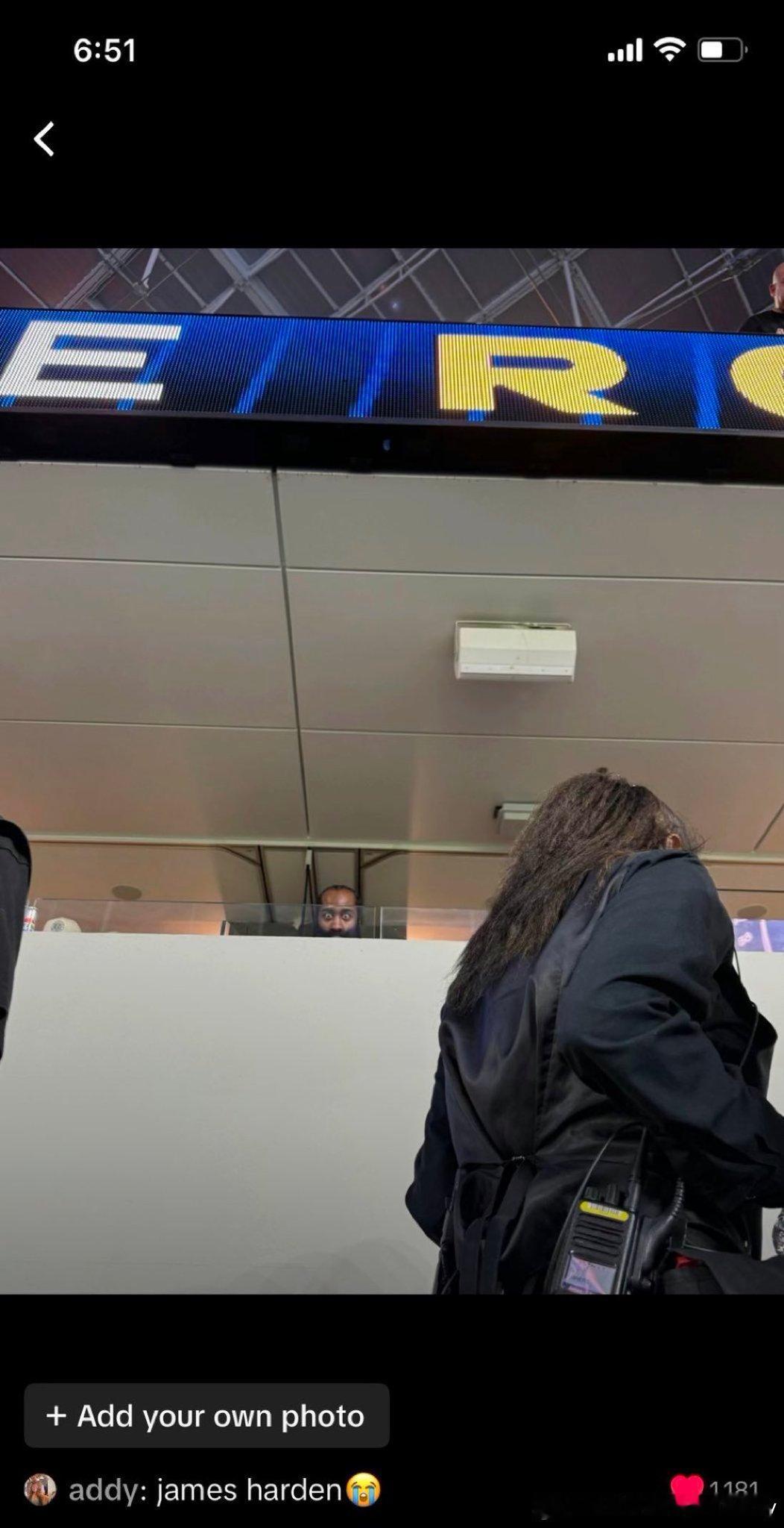 有球迷在昨天偶遇了登哥[doge]哈登[超话] ​​​