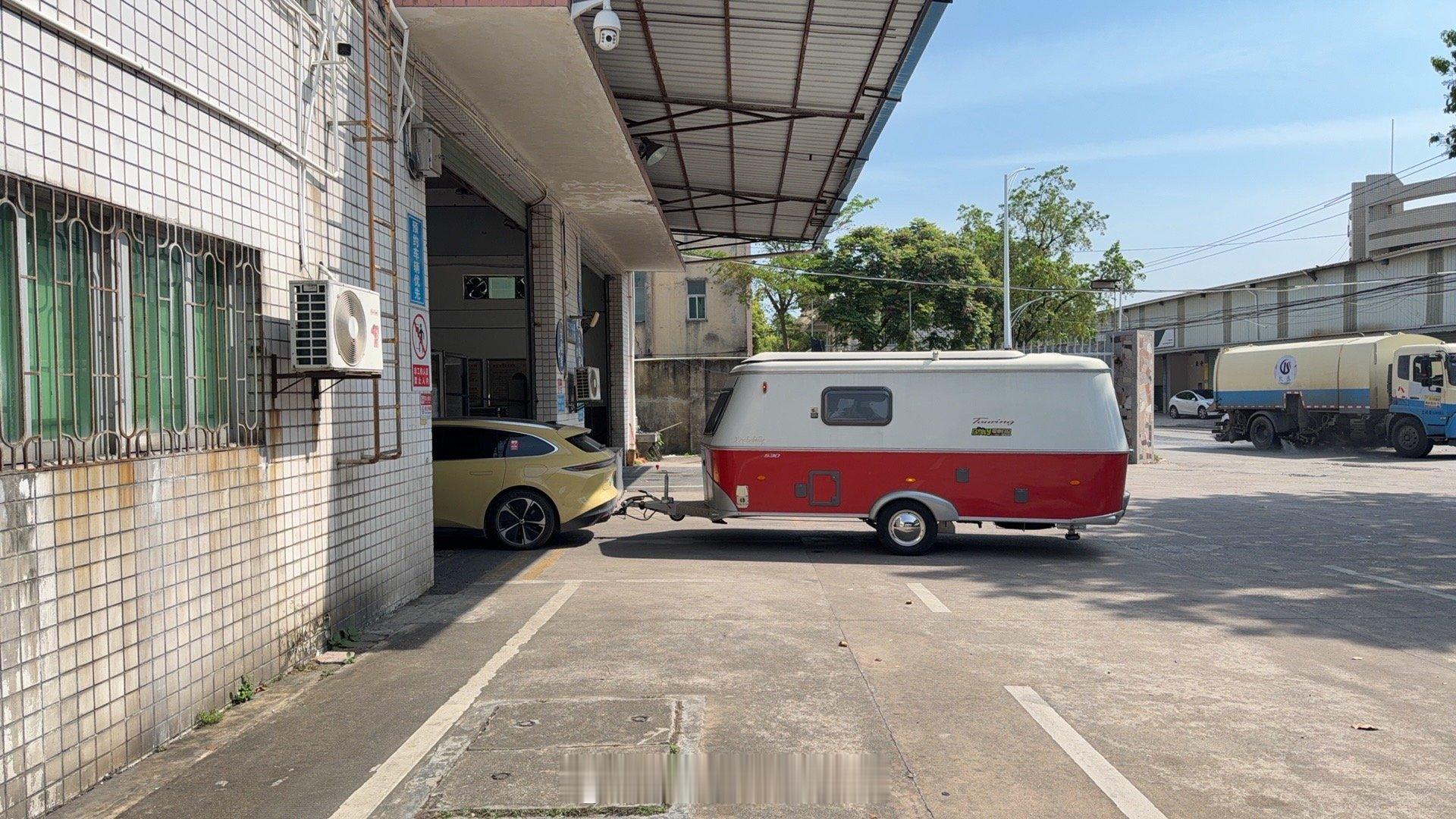 今天带它干件大事：年检！拖挂房车一年一检，还能再给它检10次这一年就拉它出去玩过