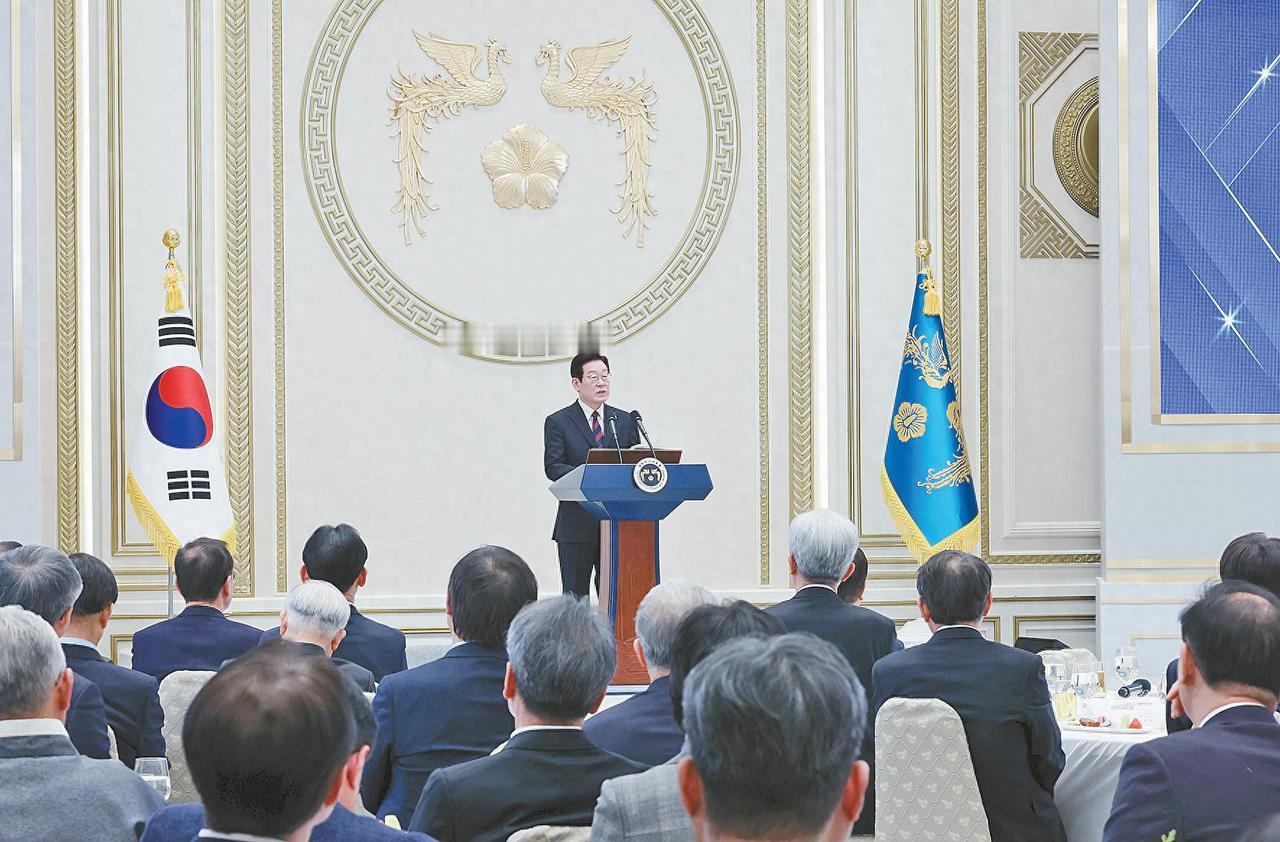 特朗普太狠了：李在明还没有到中国，美国就出手了，要捏韩国的七寸

1 月 4 日