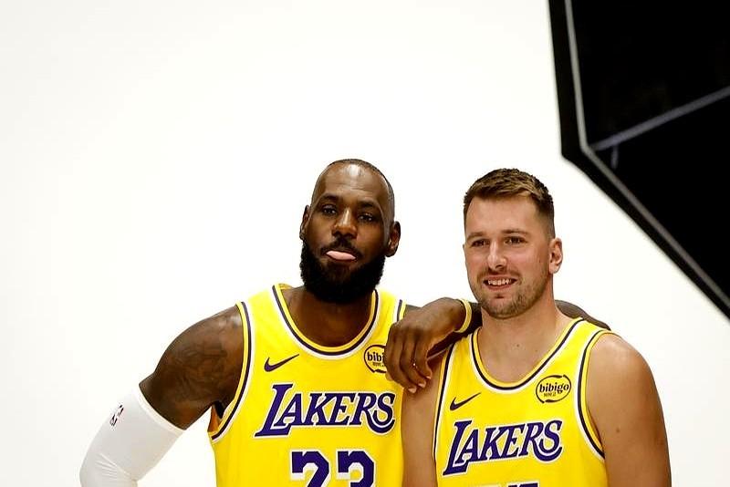 湖人真悬了！刚输给独行侠，西部排名直接大变样。

詹姆斯拼下30分9板15助，可