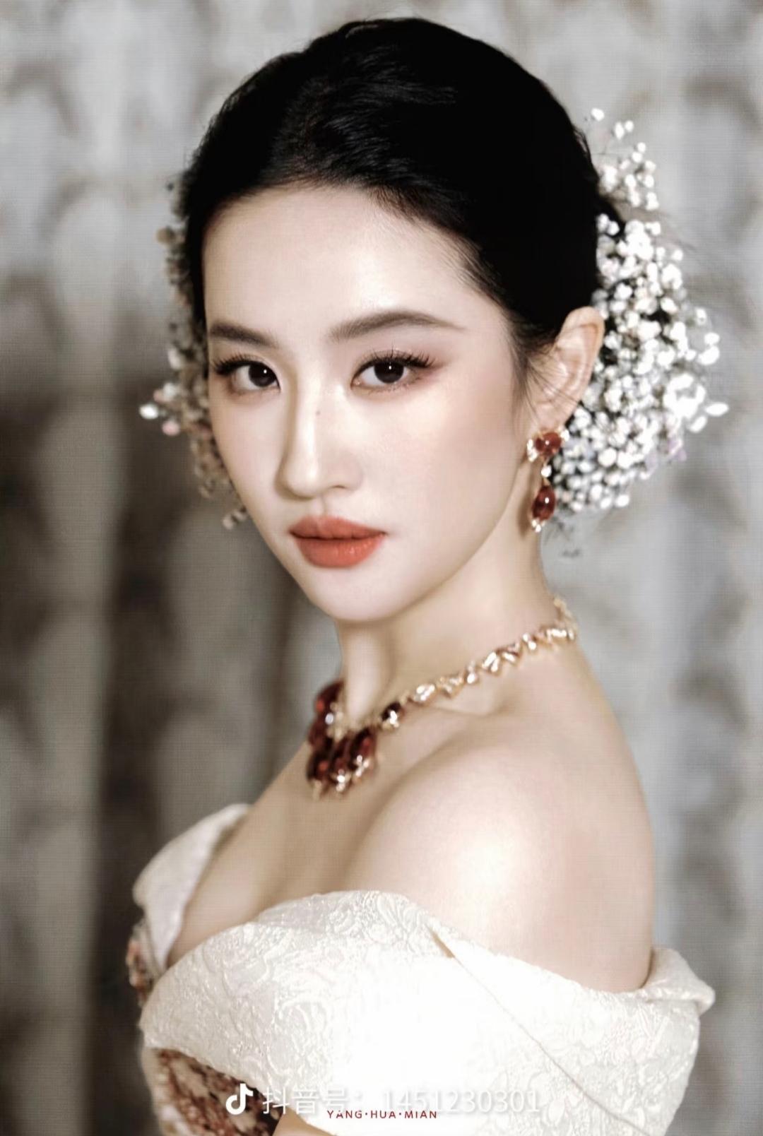 刘亦菲，多么权威的一张脸啊，五官、气质、皮肤、体态、妆发都好美好美，史诗级的美！