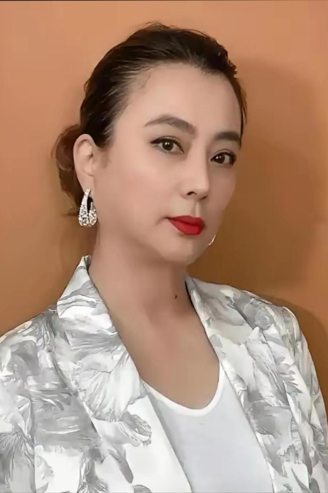老铁们，今天咱们来聊一个暴露年龄、但也绝对让人心情愉悦的话题——“甜歌皇后”李玲