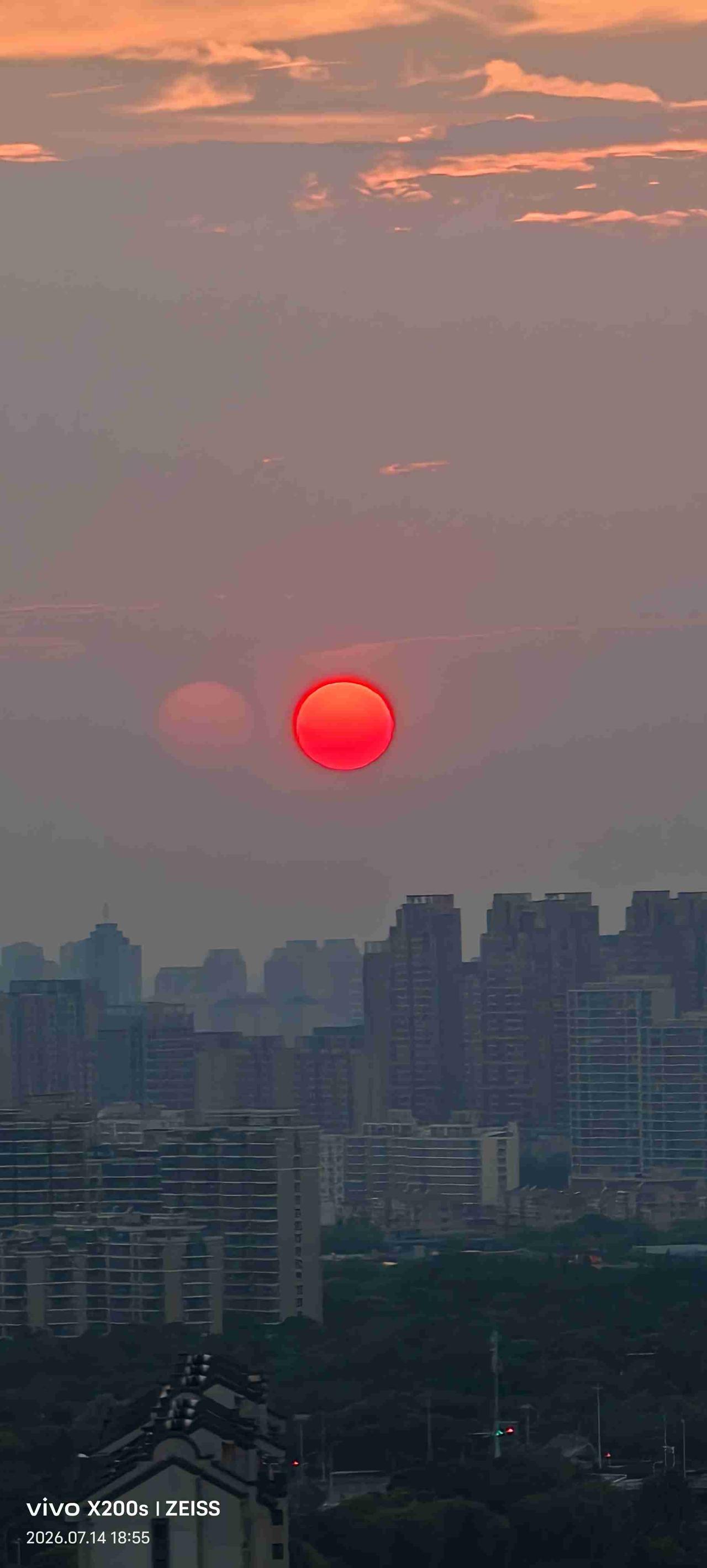 32楼窗景：偶遇一颗“咸蛋黄”与它的影子

吃晚饭的时候，看到夕阳很美，便随手隔
