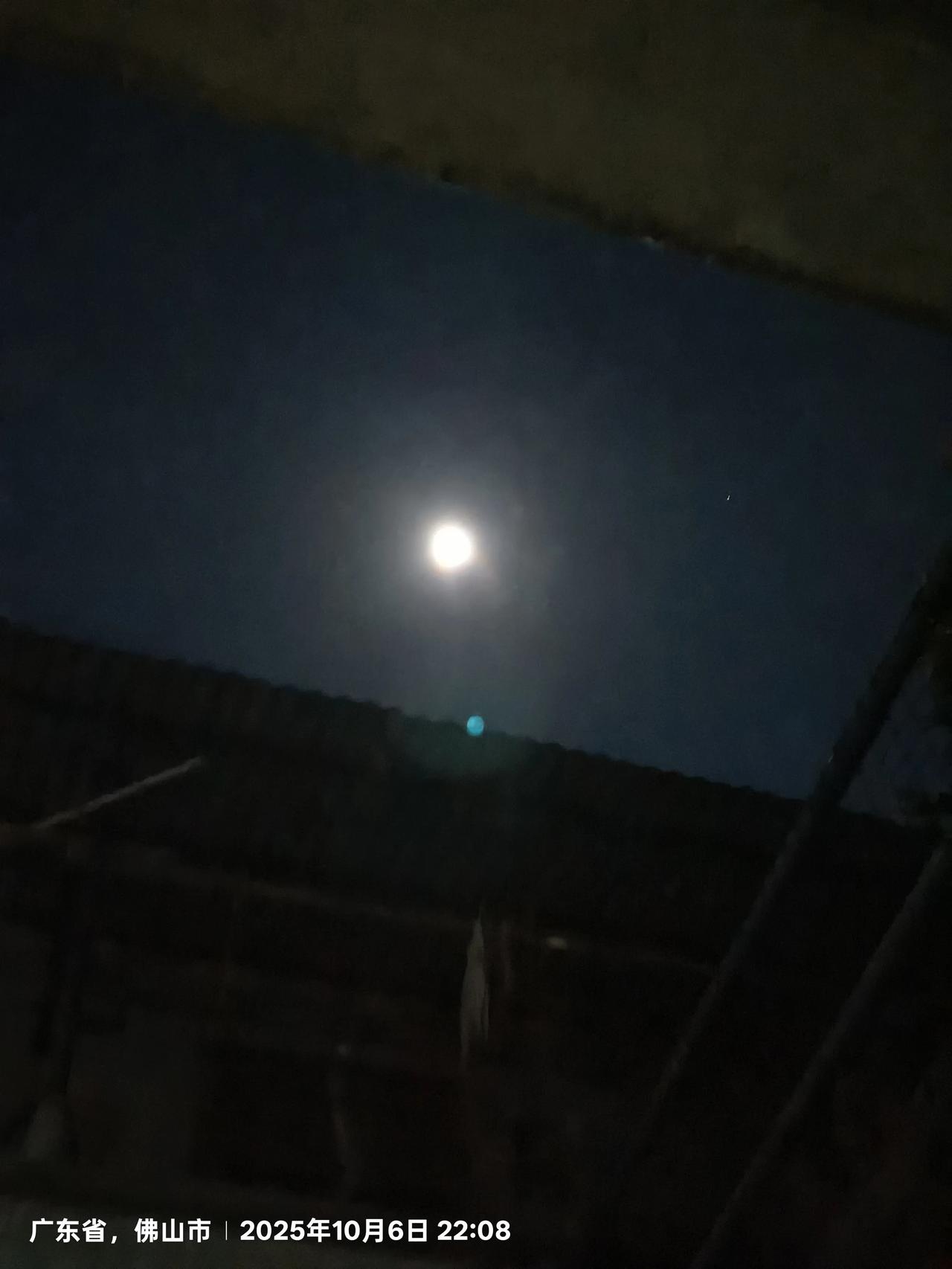 有没有在国庆、中秋假期期间，什么节目都没有看过的。
据说今年央视既办了国庆晚会，