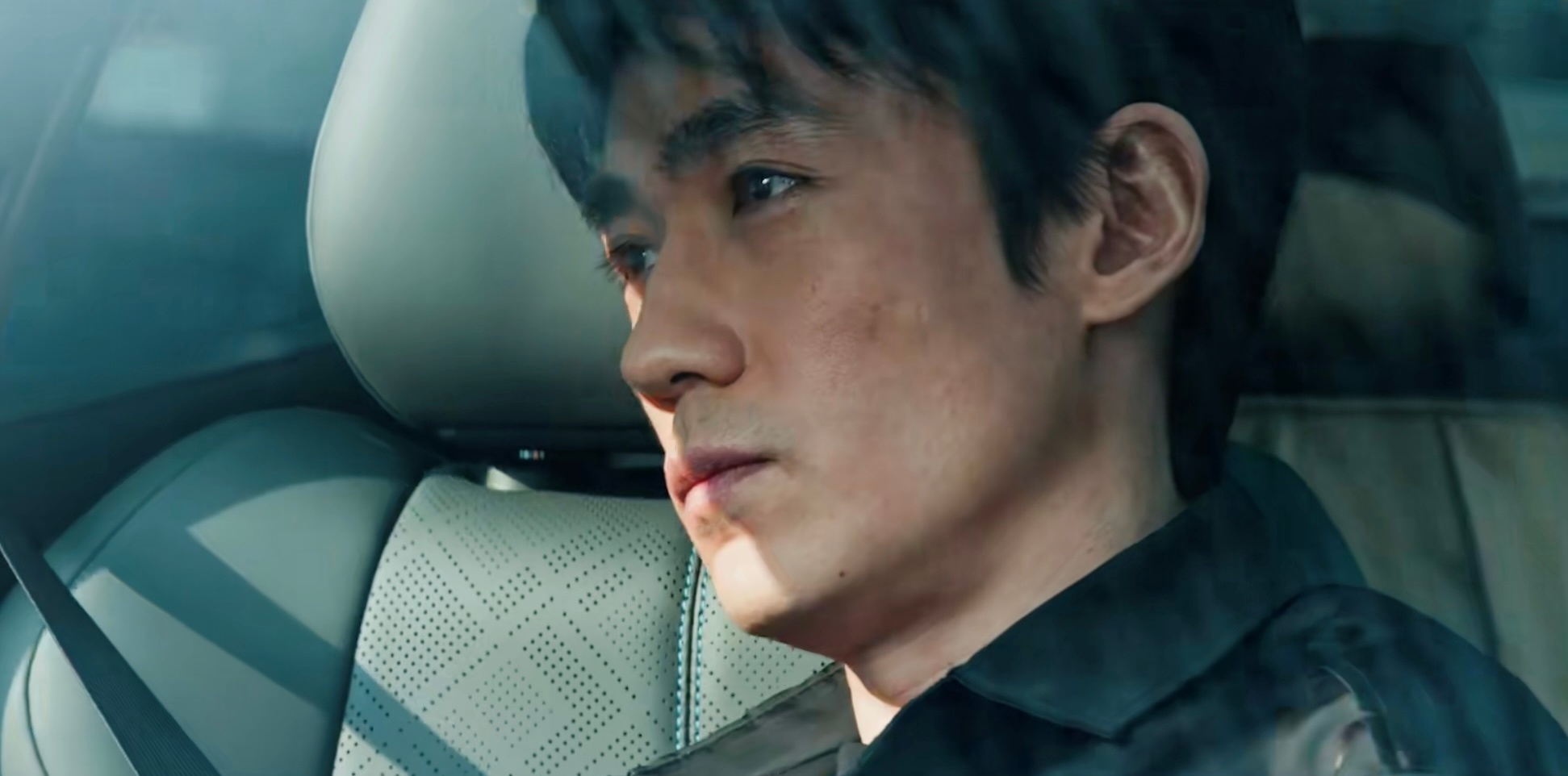 朱一龙紧身黑T恤造型朱一龙｜惊蛰无声衣服越基础身材越权威！！谁来懂一下朱一龙这宽