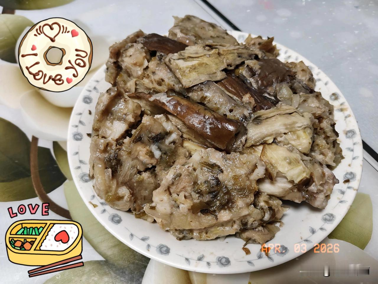 一盘茄包子
 今天婆婆做了焖茄子，我们这儿都叫它茄包子，颜色不那么生动，端上桌香