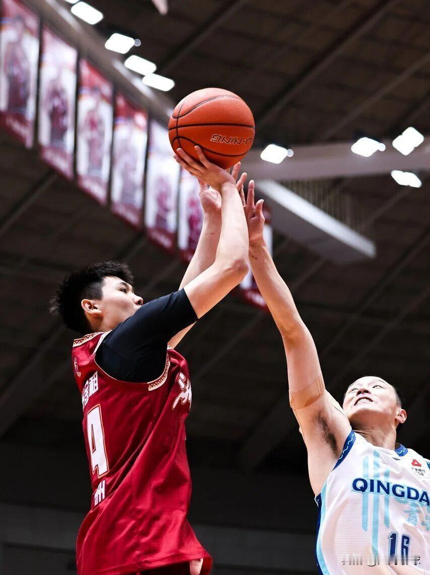 青岛怎么了！是真失误还是打假球？浙江稠州金租主场对阵青岛崂山的比赛中，在第四节最