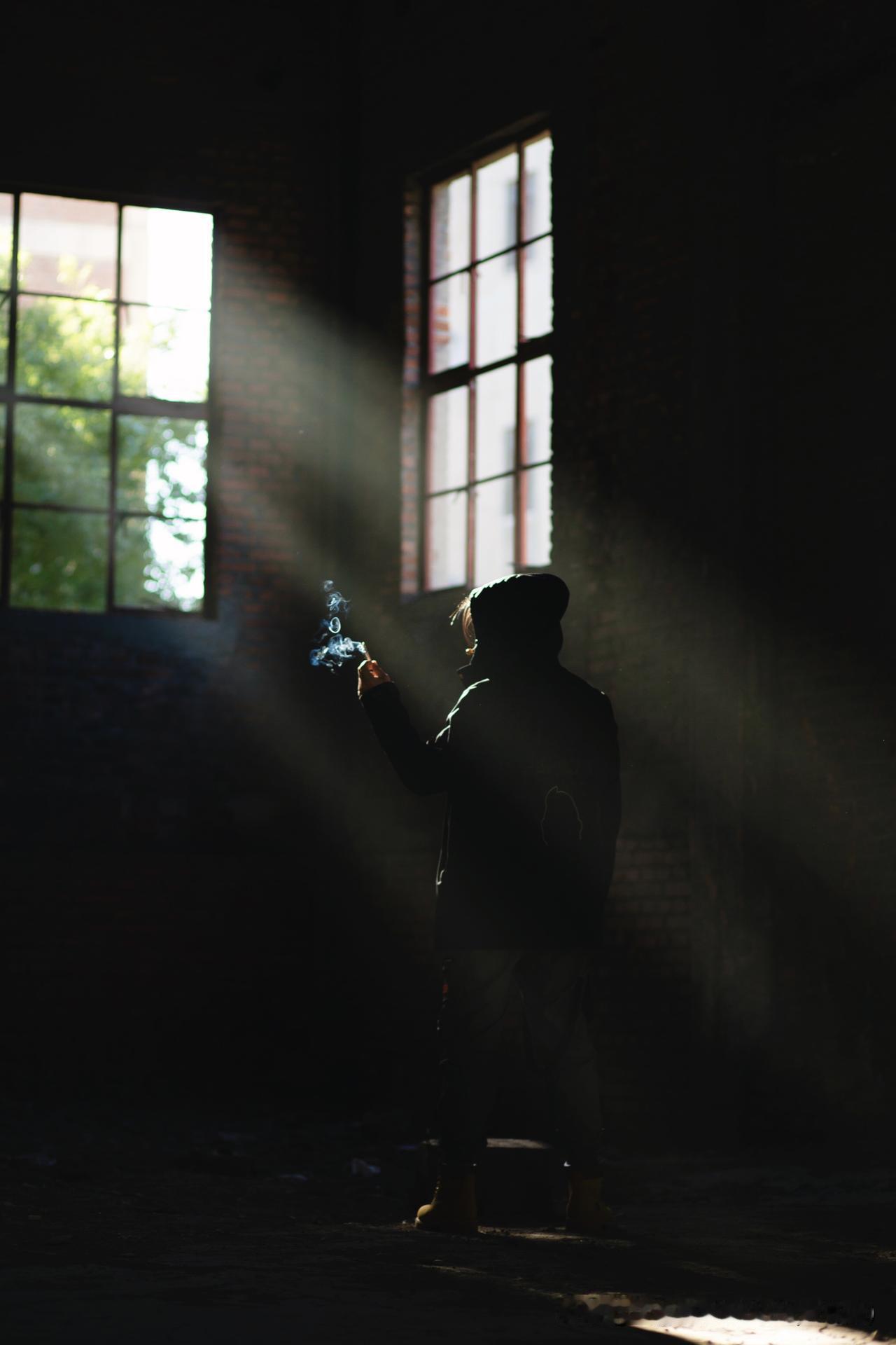 相册里最满意的照片光影交错中，孤独的身影在废弃工厂中徘徊。